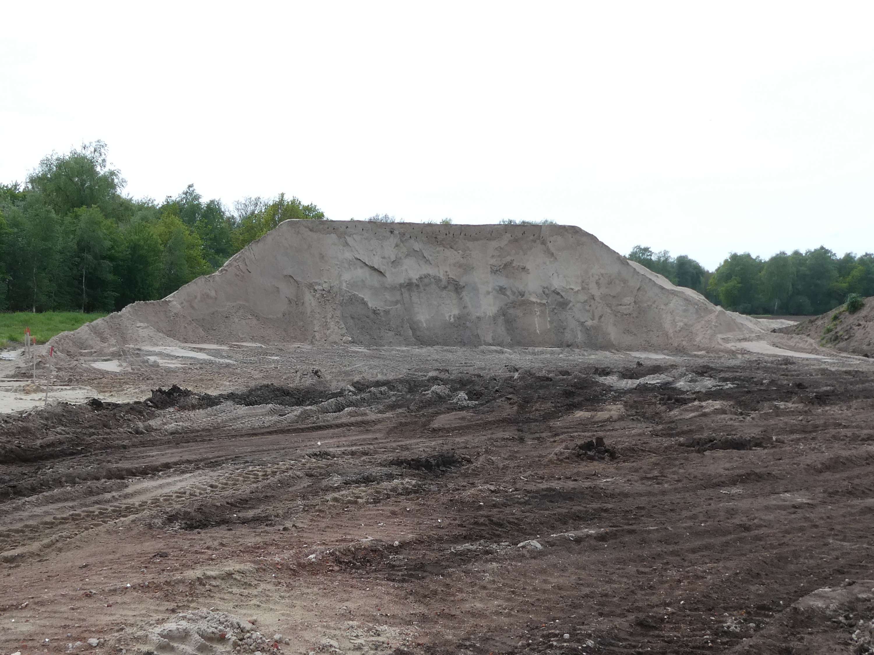 Sandhaufen, in dem sich eine Kolonie der Uferschwalbe angesiedelt hat.